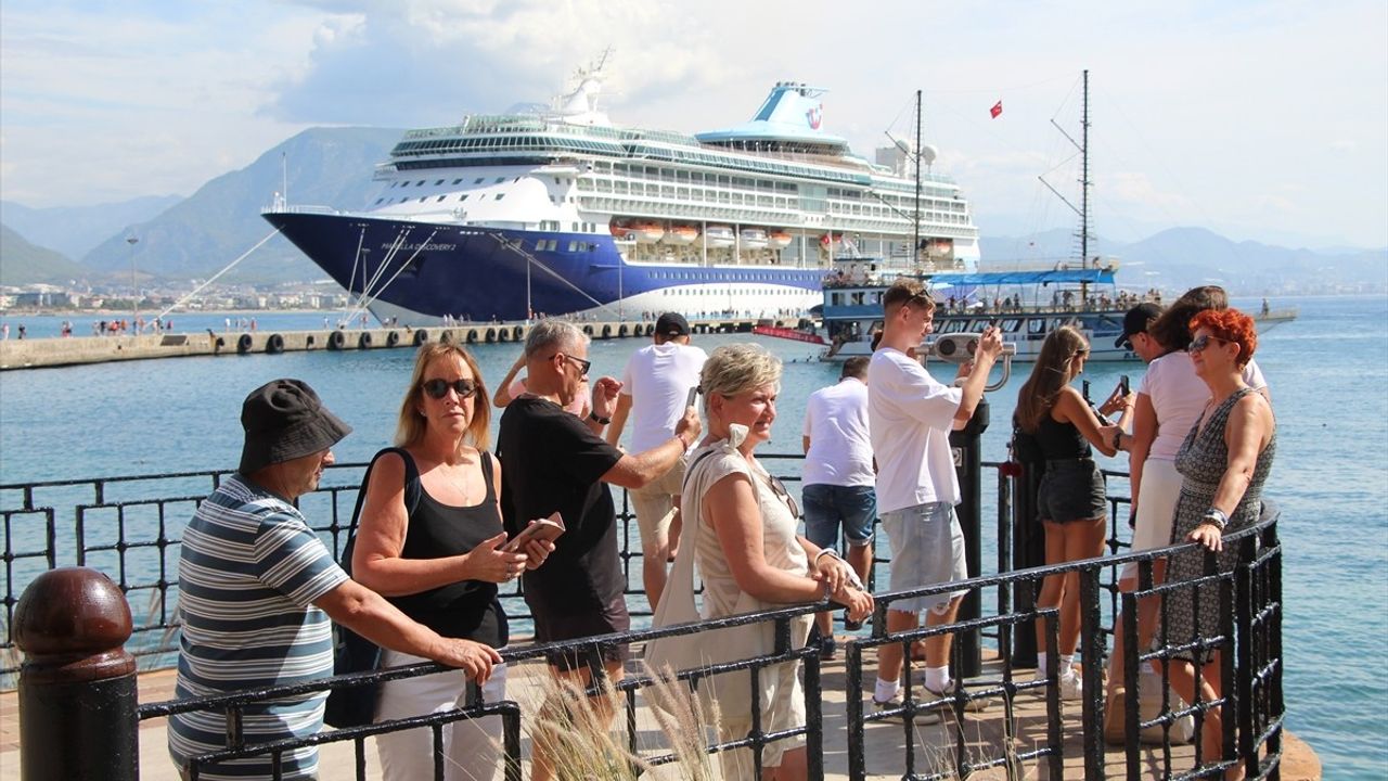 Bahamalar bayraklı 'Marella Discovery 2' Alanya'ya 1788 Turistle Geldi