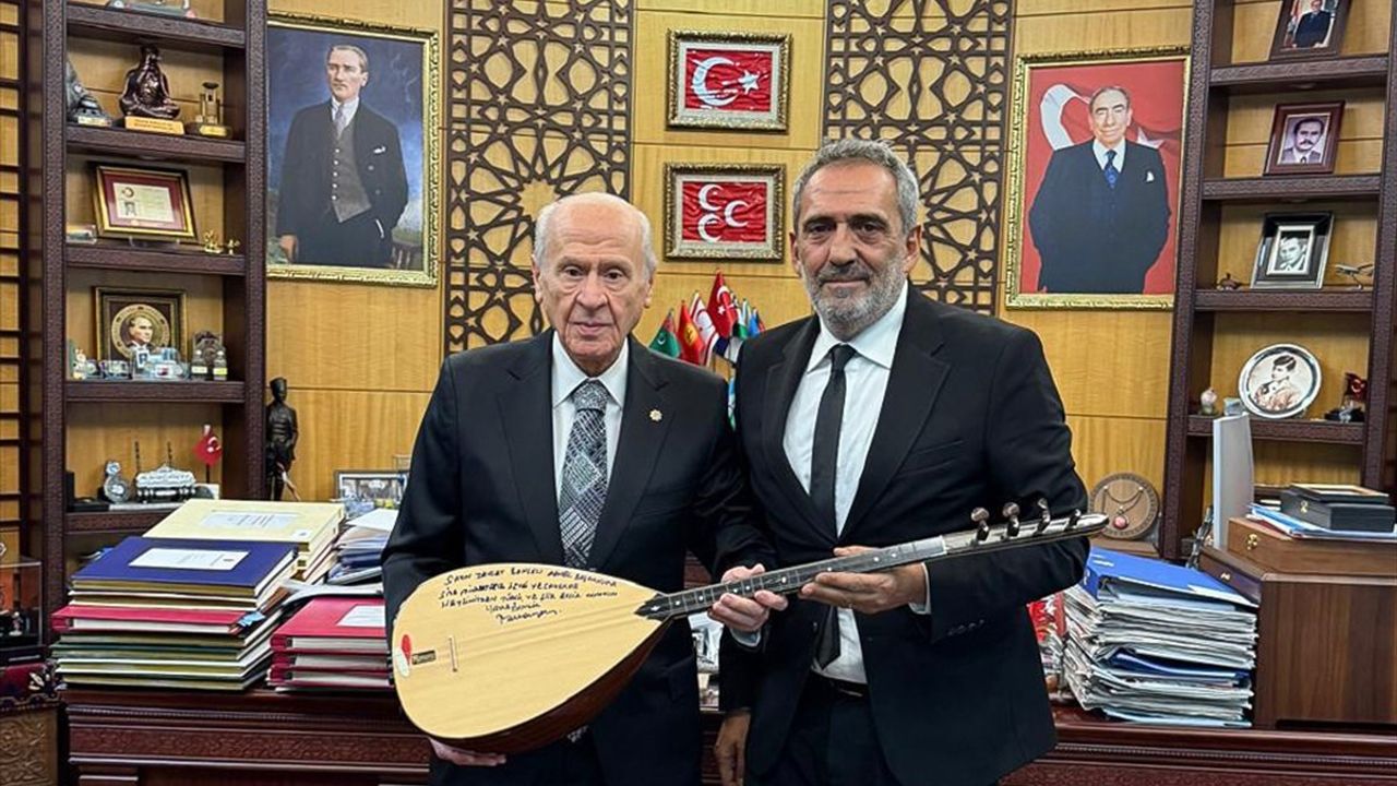 Bahçeli, Yavuz Bingöl'ü Makamında Ağırladı: Bağlama Hediye Edildi