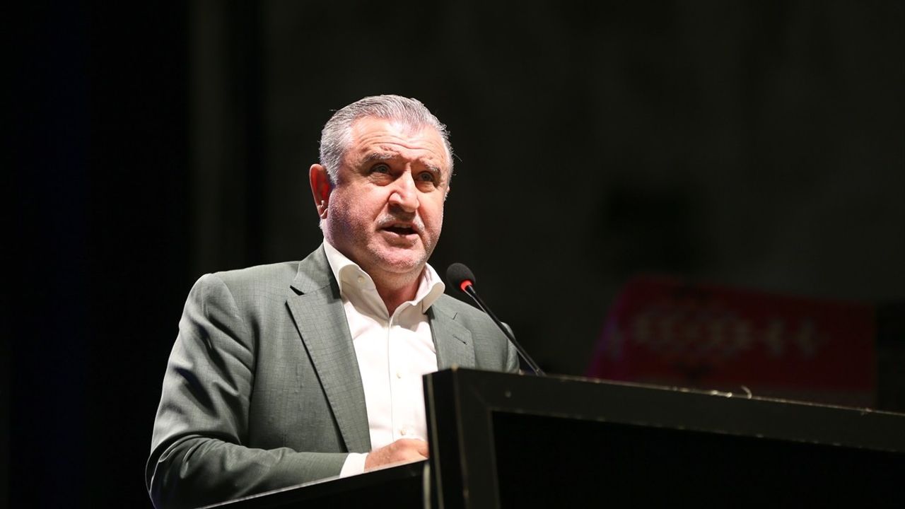 Bakan Bak Antalya'da 2025 Tiyatro Türkiye Finali'nde: 'Türkiye Yüzyılı gençlerin yüzyılı olacak'