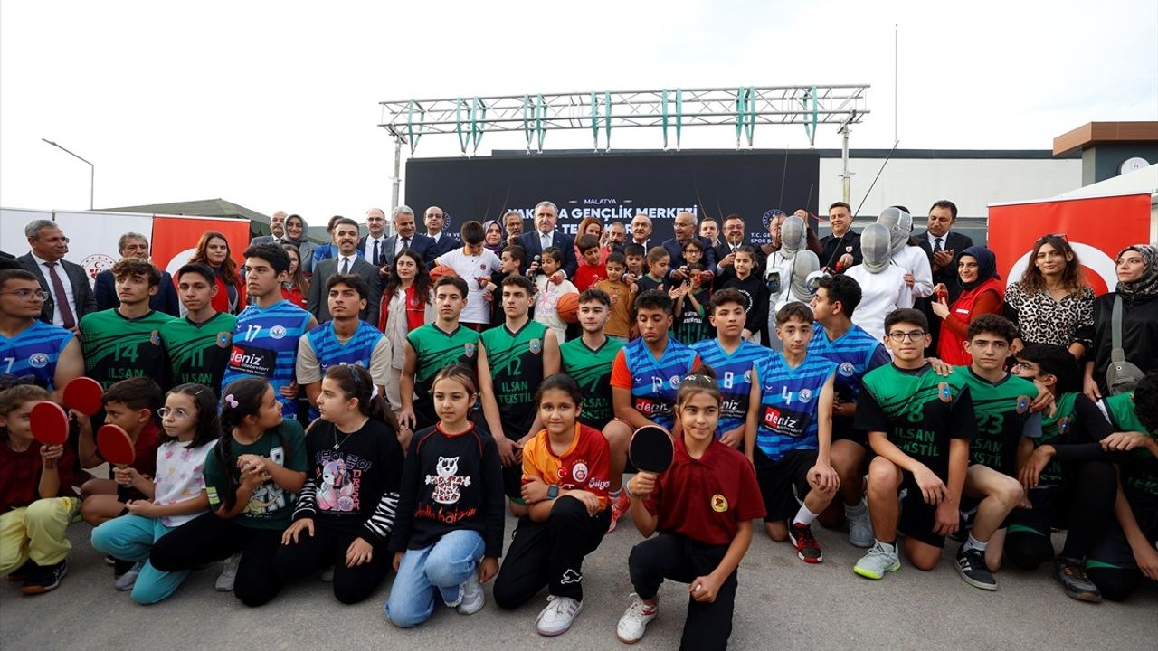 Bakan Bak: Türkiye Yüzme Bilmeyen Kalmasın 12 Milyon Kişiye Ulaştı