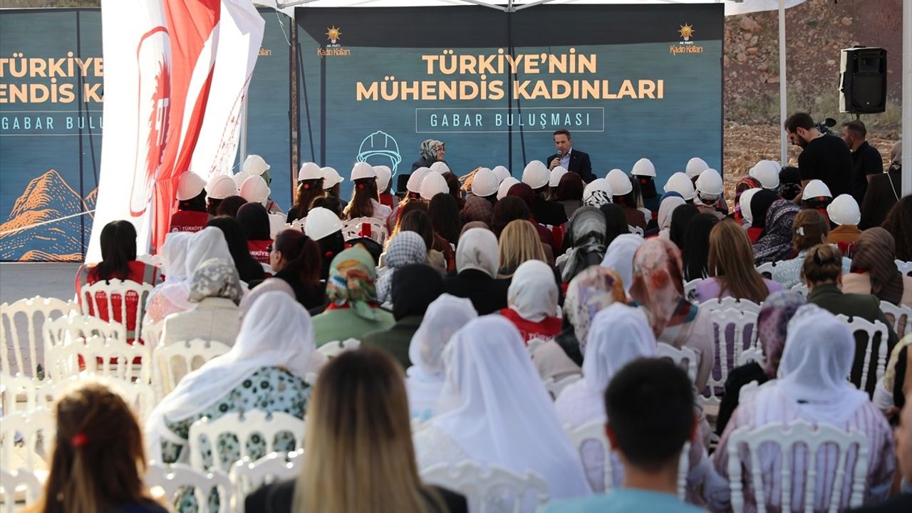 Bakan Bayraktar Gabar'da 73 Kadın Mühendisle Buluştu