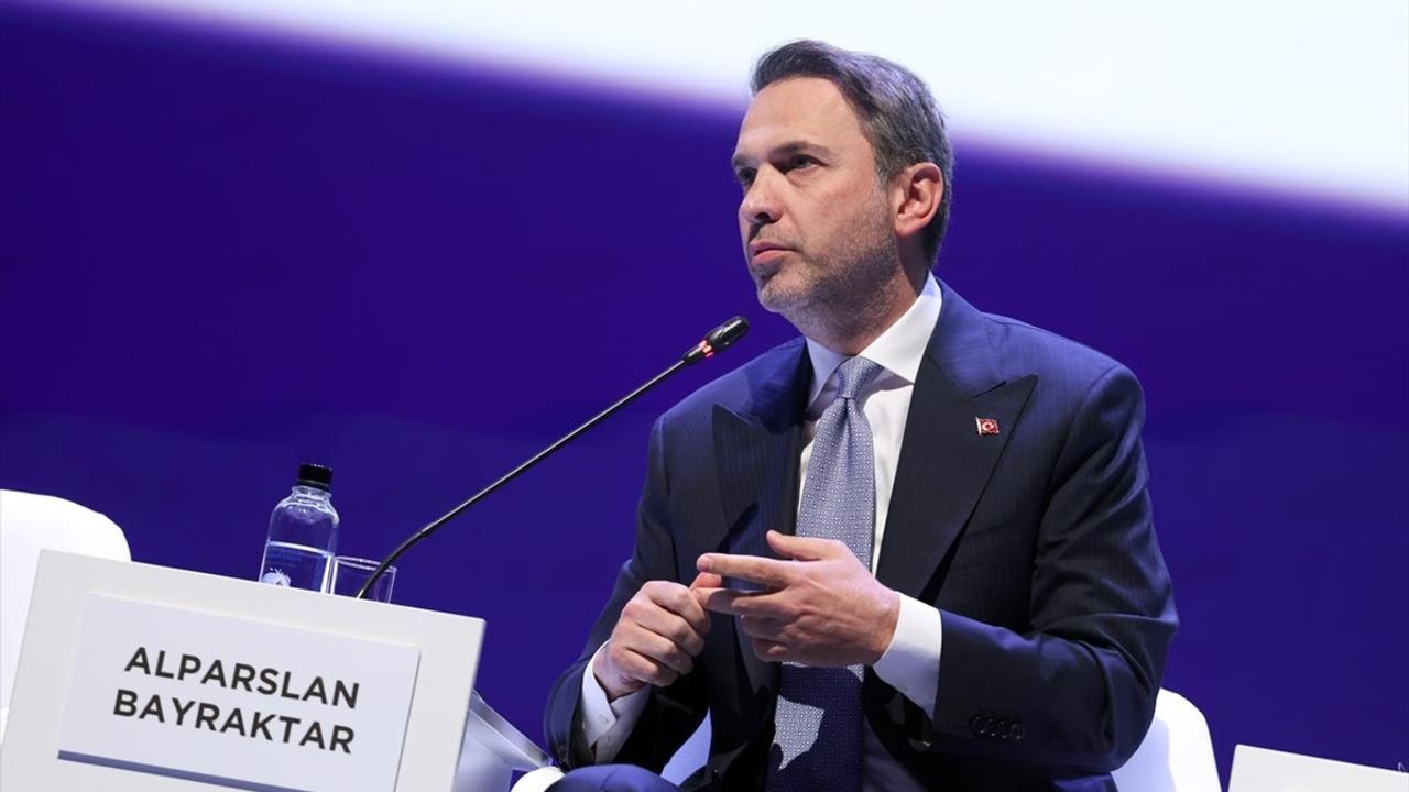 Bakan Bayraktar: Türkiye, Uygun Maliyetli Enerji İçin Yenilenebilir ve Nükleer Yatırımları Hızlandırıyor
