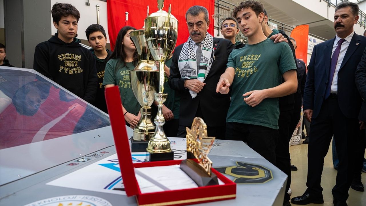 Bakan Tekin Cezeri Yeşil Teknoloji Lisesi'ni Ziyaret Etti: 'Enerji Dedektifi' İlkokullara Dağıtılacak