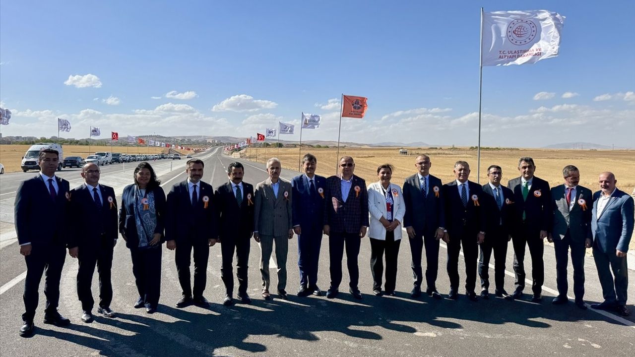 Bakan Uraloğlu Kaman'da 3 Kara Yolu Projesini Açtı — Kırşehir'e 2,7 Milyar TL Yatırım