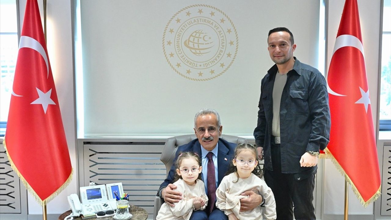 Bakan Uraloğlu, Uçak Sevgisiyle Viral Olan İkizleri Ağırladı