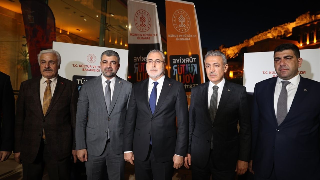 Bakan Vedat Işıkhan Mardin Kültür Yolu Festivali Sergilerini Gezdi