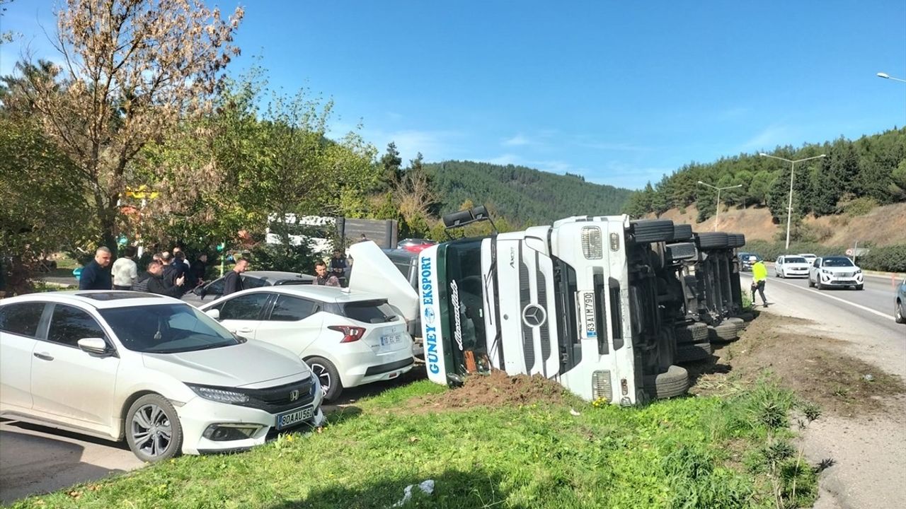 Balıkesir'de Ayçiçeği Yağlı Tanker Devrildi: 7 Araç Hasar Gördü