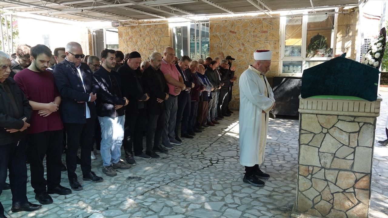 Balıkesir'de cezaevi firarisi Mustafa Emlik'in halı sahada havaya ateşi kamerada
