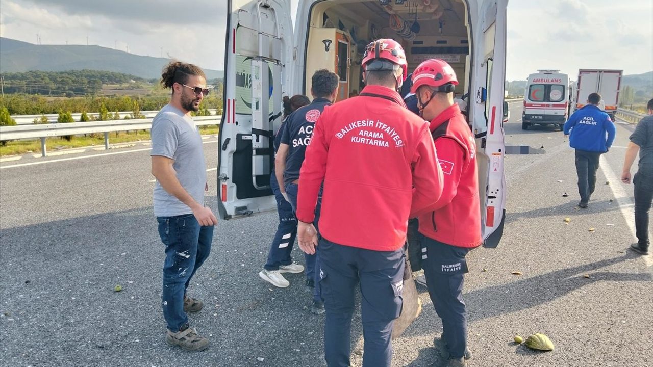 Balıkesir'de Kamyonet Otomobile Çarptı: 1 Ölü, 1 Yaralı