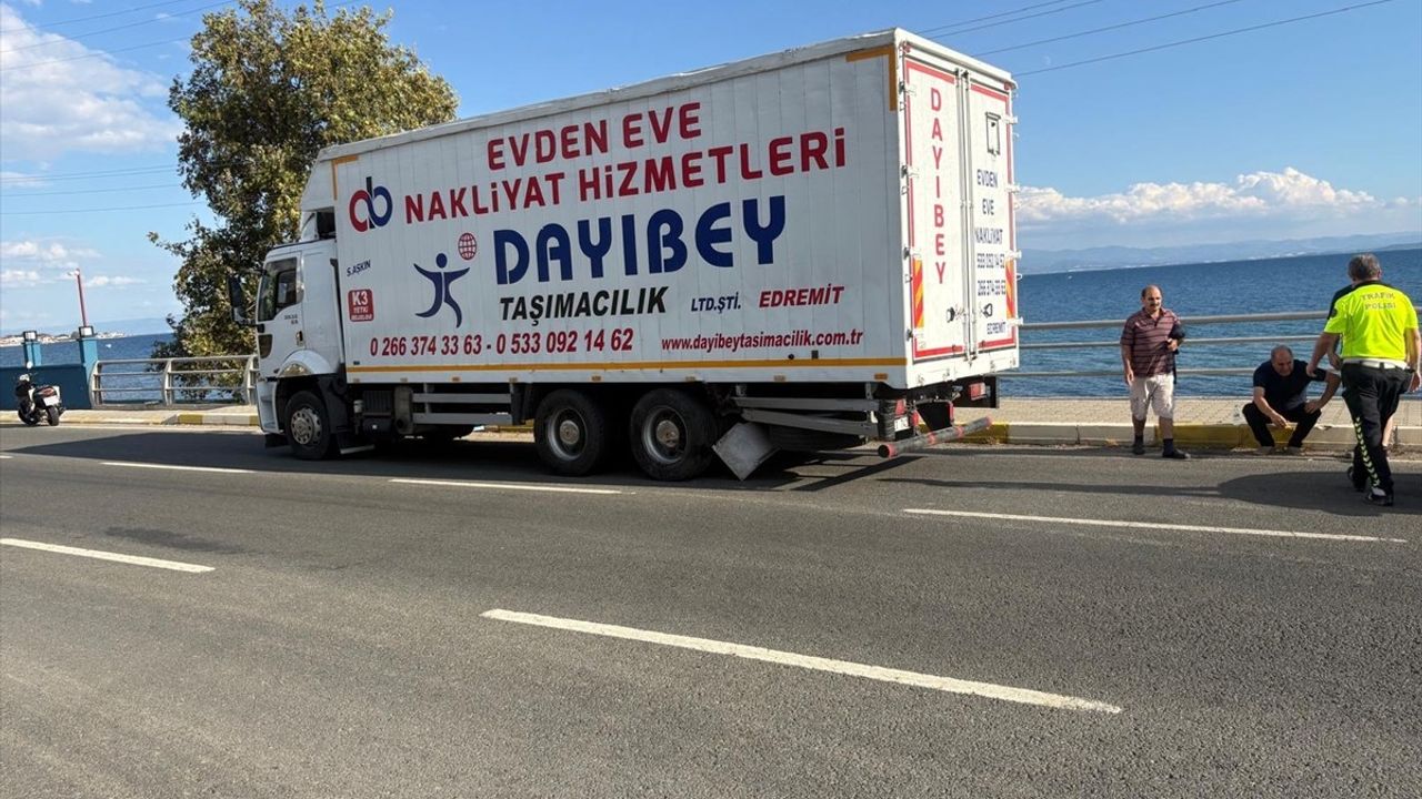 Balıkesir'de Kamyonla Otomobil Çarpıştı: 1 Ölü, 1 Ağır Yaralı