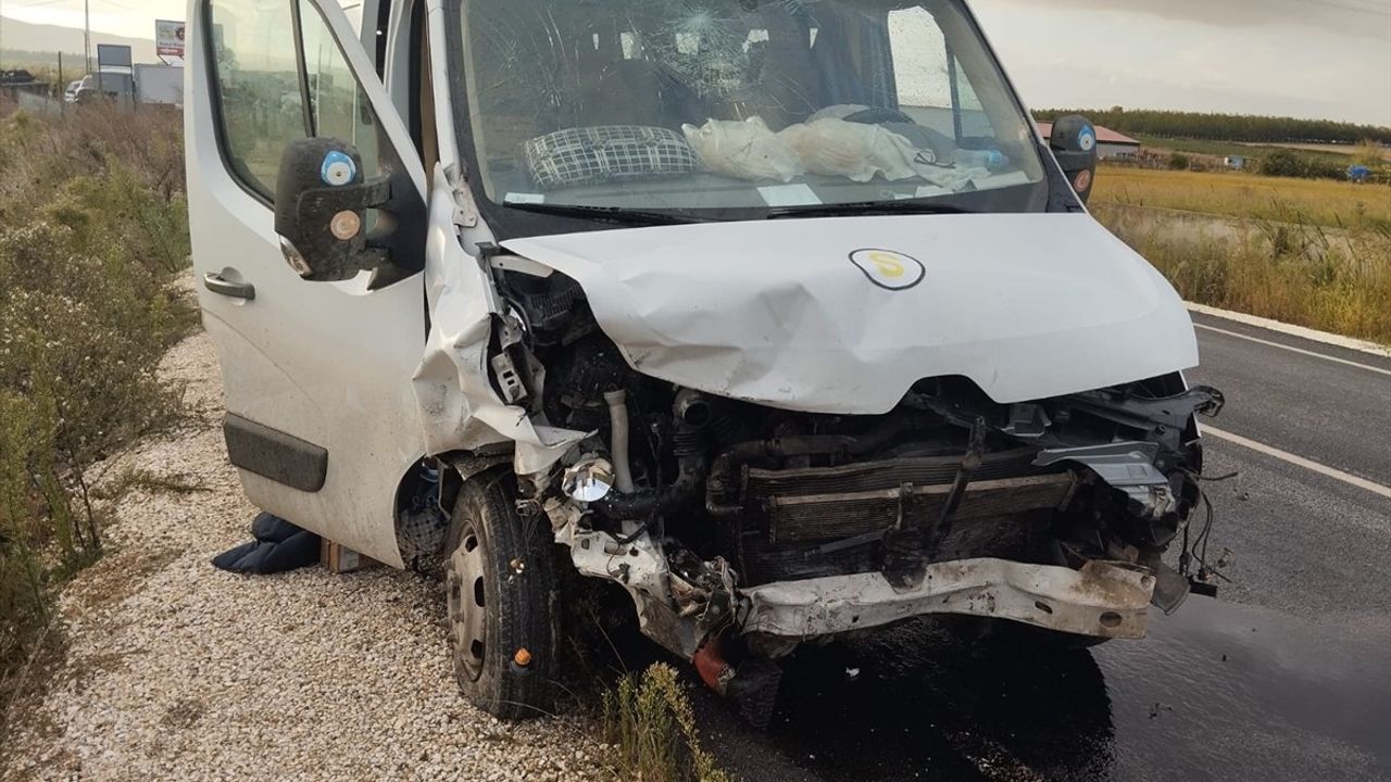 Balıkesir Gönen'de öğrenci servisiyle otomobil çarpıştı: 2 ölü, 8 yaralı