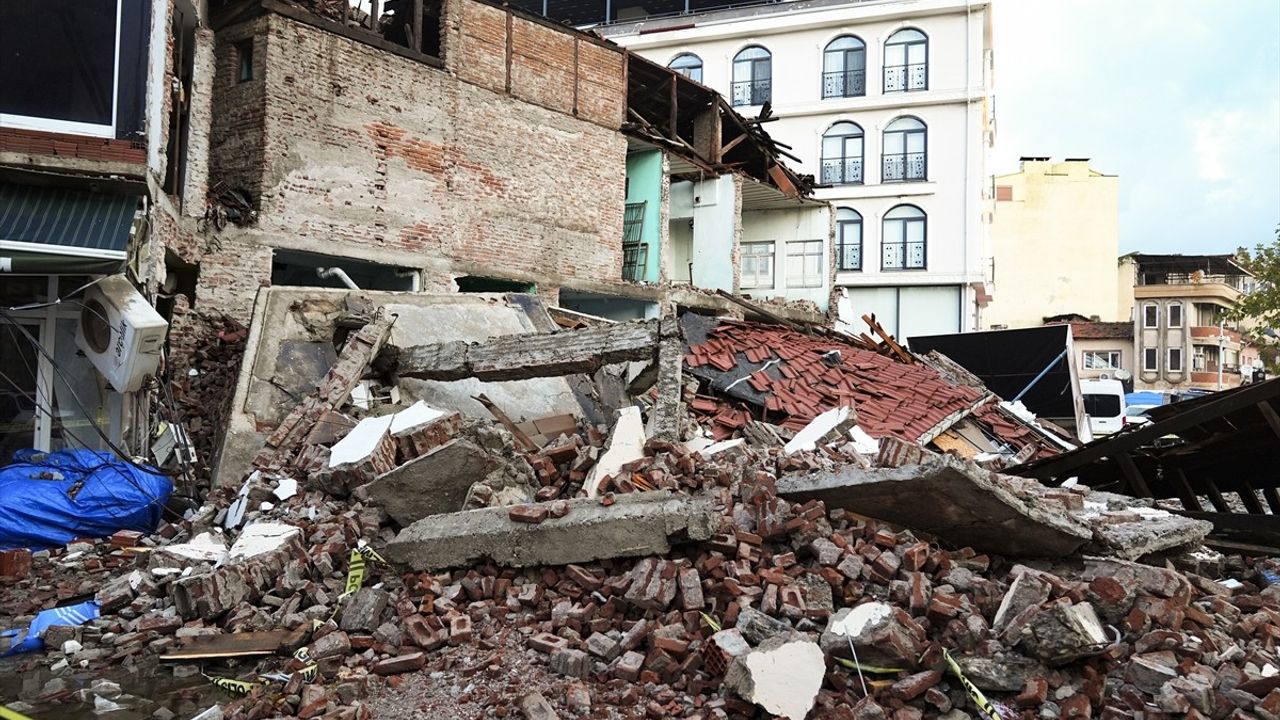 Balıkesir Sındırgı'da 6,1'lik Deprem: Dronla Yıkım ve Hasar Görüntüleri