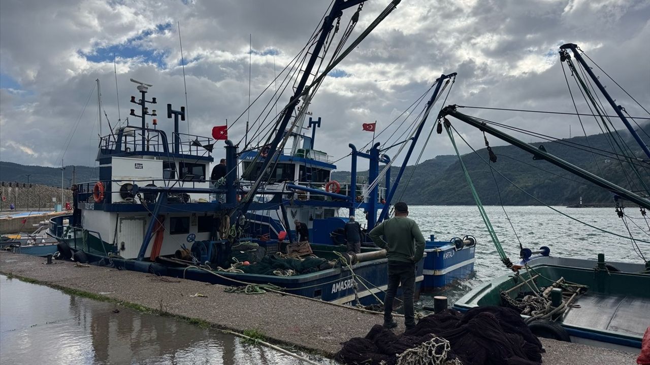 Bartın Amasra'da Şiddetli Rüzgar: 3 Metrelik Dalgalar Balıkçıları Etkiledi