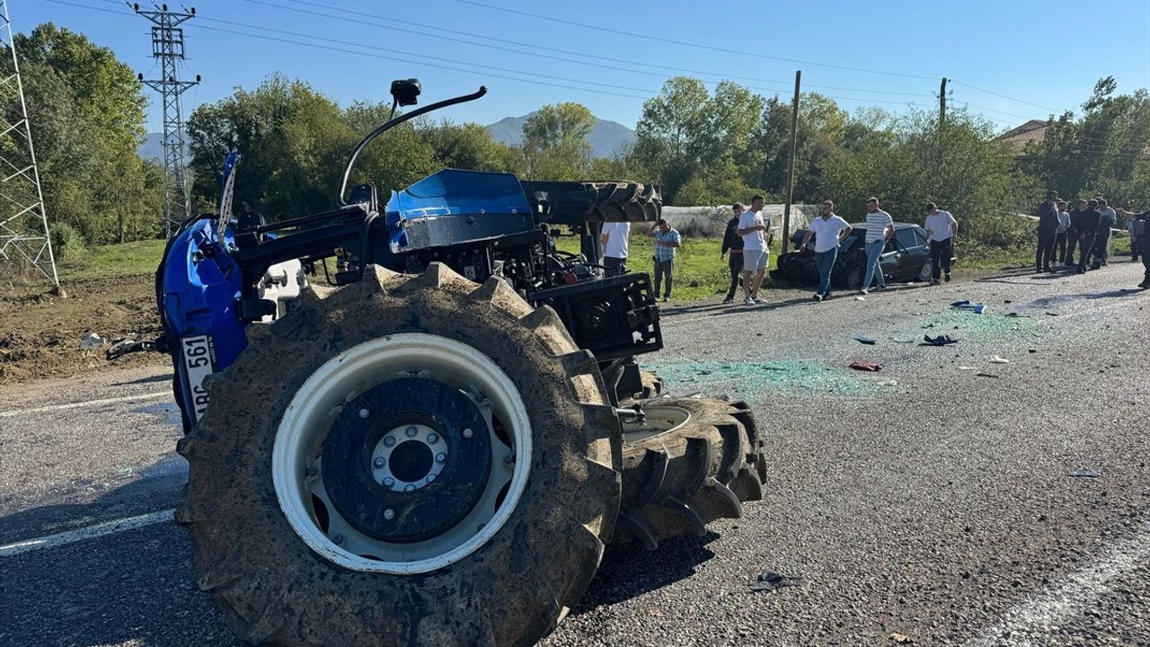 Bartın'da İki Otomobil ile Traktörün Çarpıştığı Kaza: 4 Yaralı