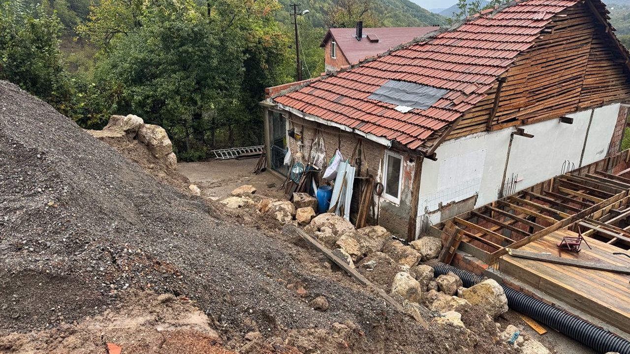 Bartın'da Sağanak Heyelana Yol Açtı: Bir Ev Tedbir Amaçlı Tahliye Edildi