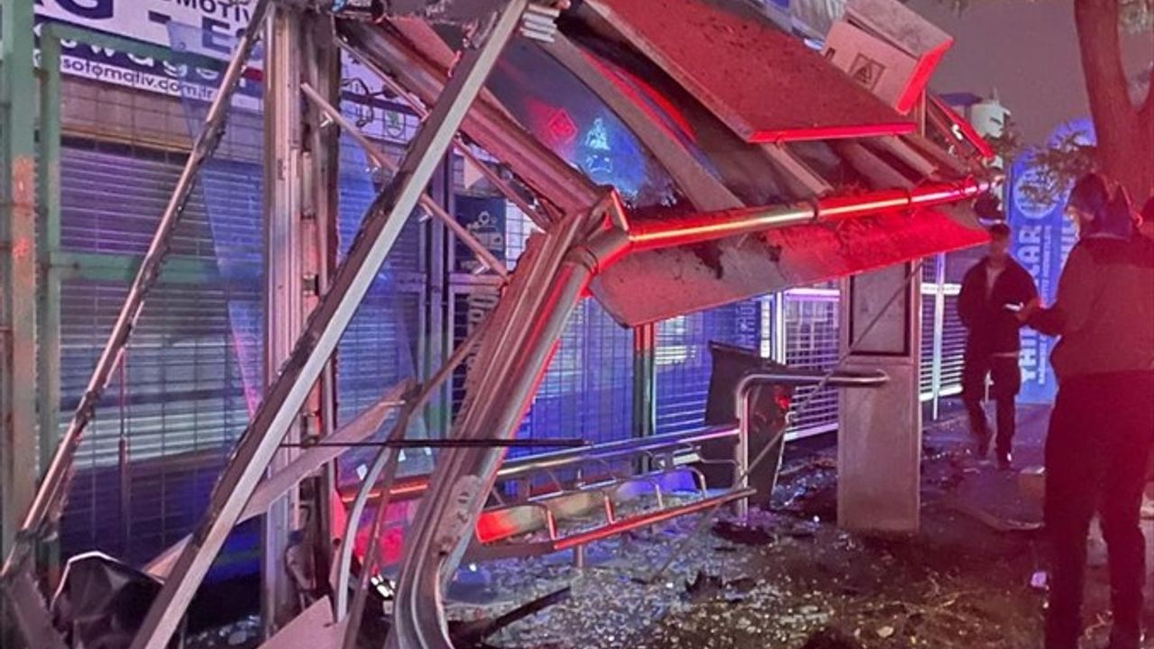 Başakşehir'de Otomobil Otobüs Durağına Çarptı: 1 Yaralı