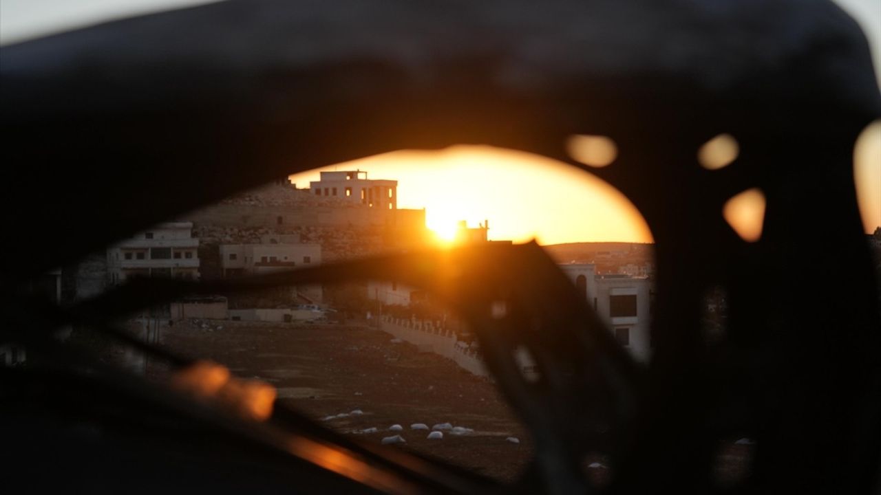 Batı Şeria el-Muğayyir'de İsrailliler Filistinlilere Ait Araçları Yaktı