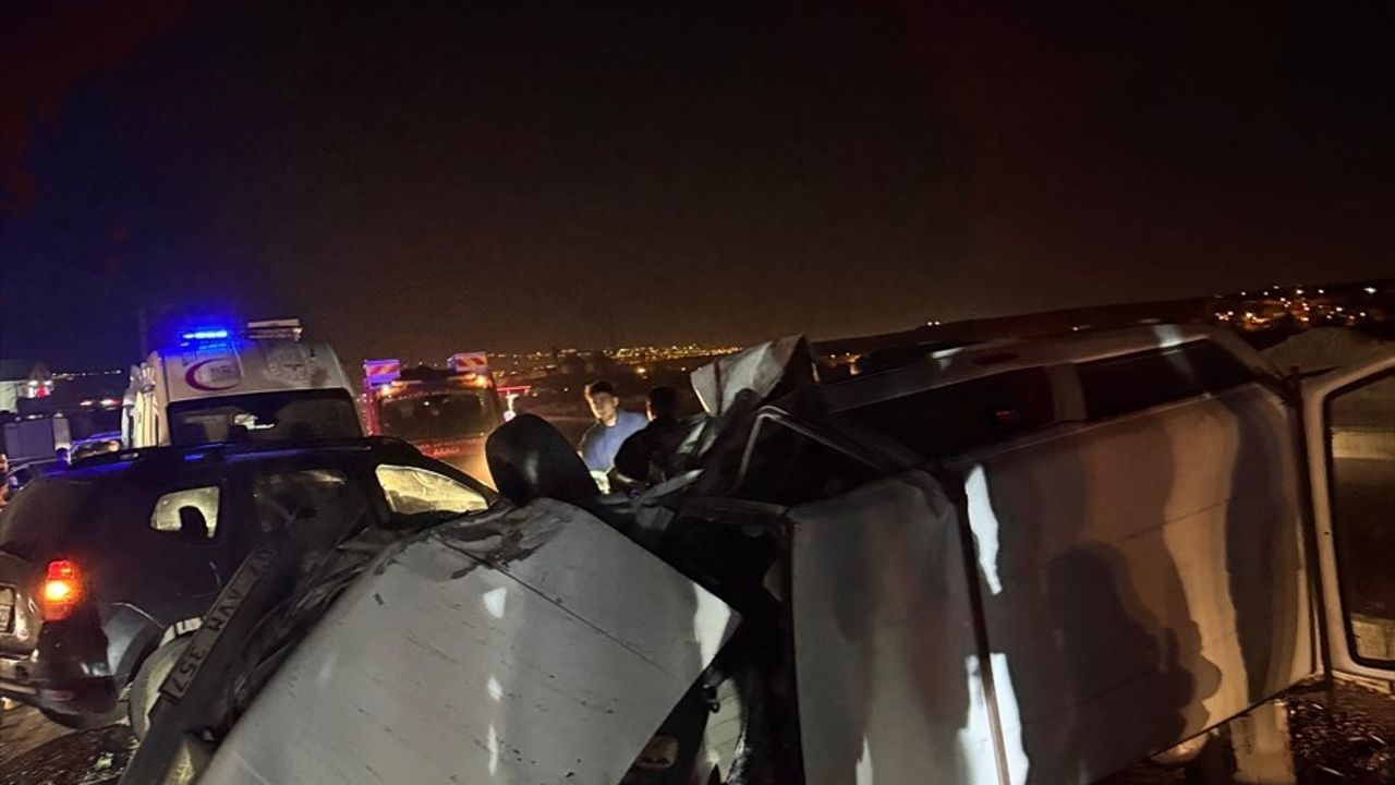 Batman'da Otomobil Kazası: 1 Ölü, 9 Yaralı