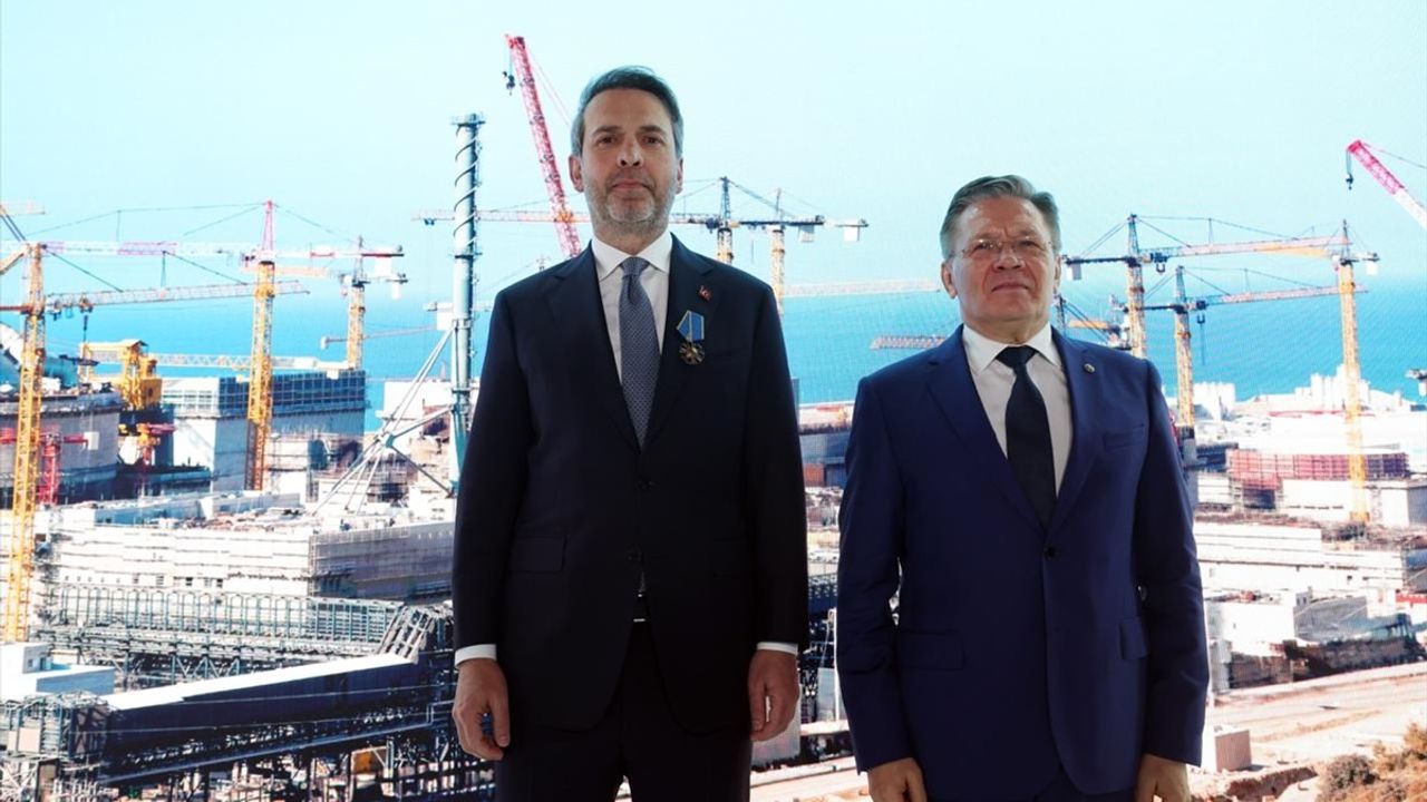 Bayraktar’a Rusya’dan 'Nükleer Alandaki Uluslararası İşbirliği Nişanı' verildi