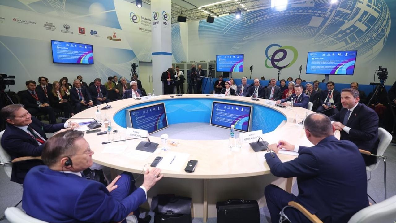 Bayraktar Moskova'da Rus, Macar, Vietnamlı ve Suudi Bakanlarla Enerji Görüştü