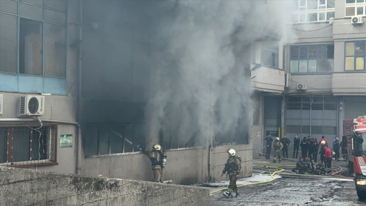 Bayrampaşa'da İş Merkezi Bodrumunda Yangın Söndürüldü