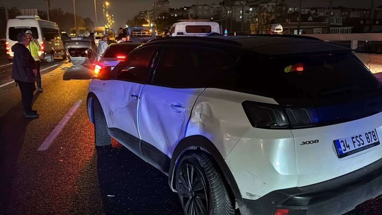 Bayrampaşa'da O3'te 3 Araçlı Zincirleme Kaza, Trafik Yoğunluğu Oluştu