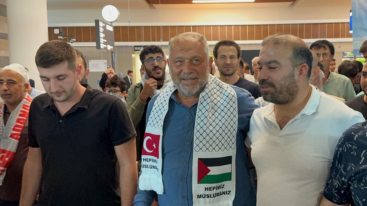 Bekir Turunç Sumud Filosu'ndan Döndü: Mersin'de Çiçeklerle Karşılama