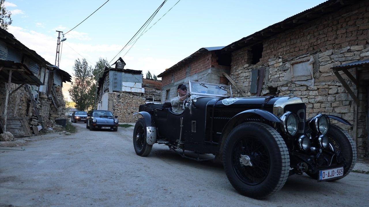 Belçika'dan Gelen Klasik Otomobil Tutkunları Bayburt'ta