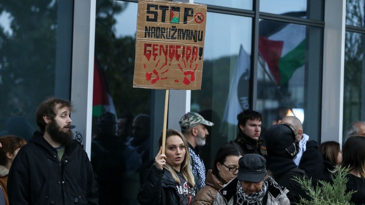 Belgrad'ta Gazze'deki 2 Yıllık Soykırım Protestosu