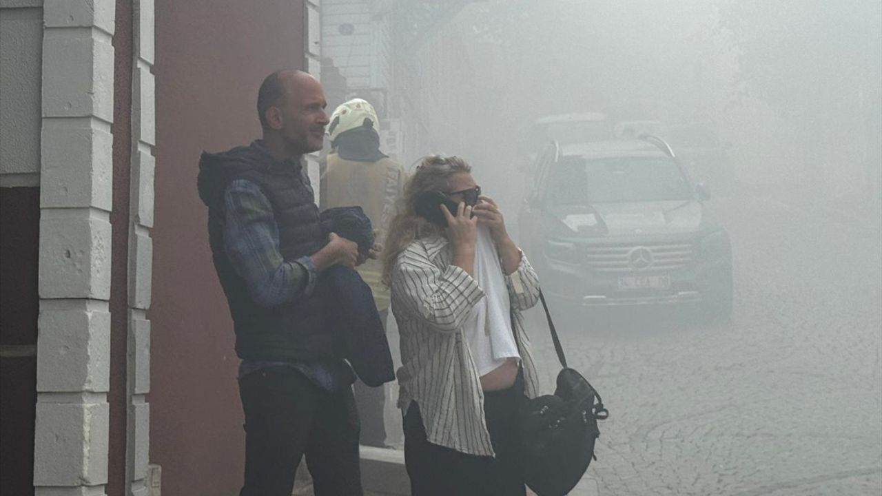 Beşiktaş'ta 3 katlı ahşap binada yangın, çevre binalara sıçradı