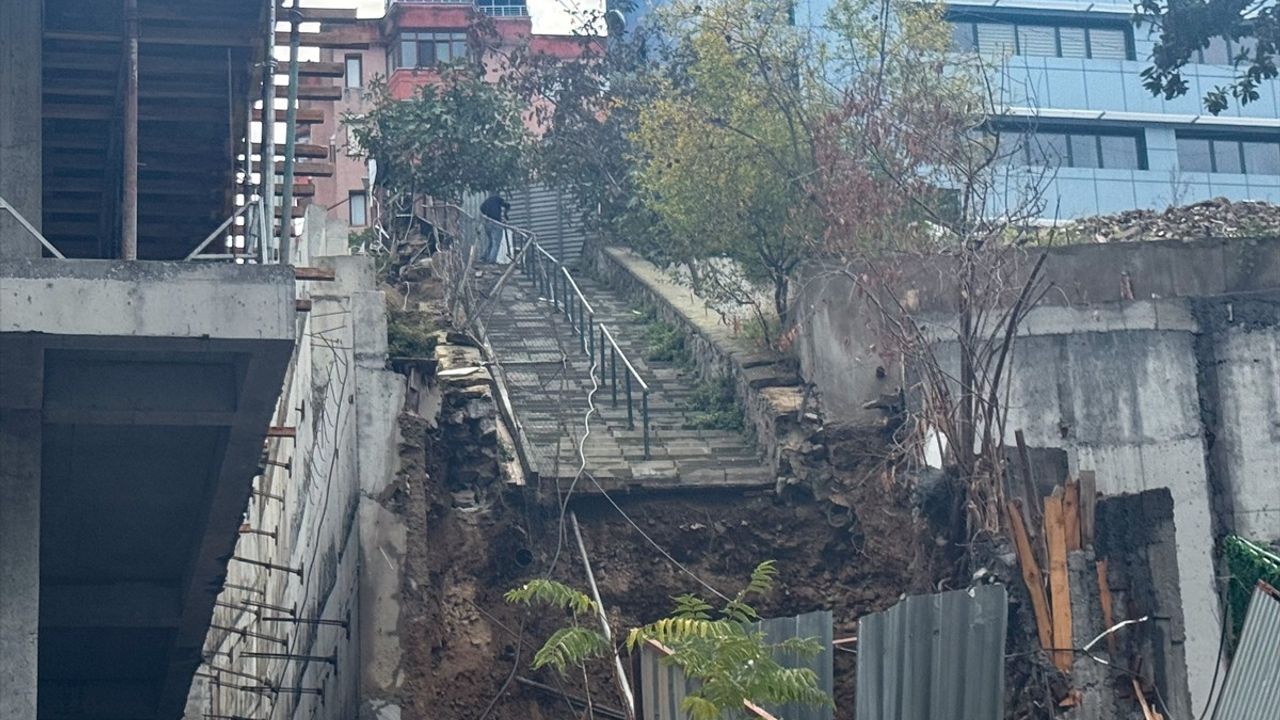 Beşiktaş'ta İnşaatın İstinat Duvarı Yağış Sonrası Yıkıldı