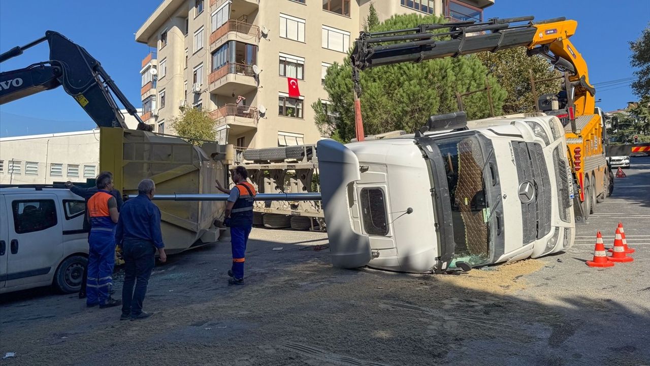 Beşiktaş'ta taş yüklü kamyon devrildi: sürücü yaralandı