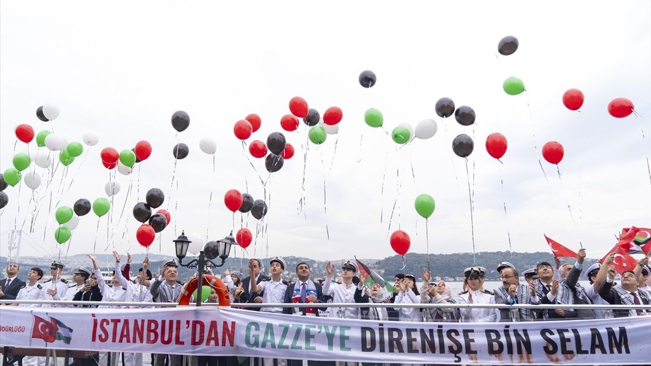 Beşiktaş'ta "Zincirlerden Özgürlüğe Filistin" etkinliği: Zincirlenmiş bayrak su altından çıkarıldı