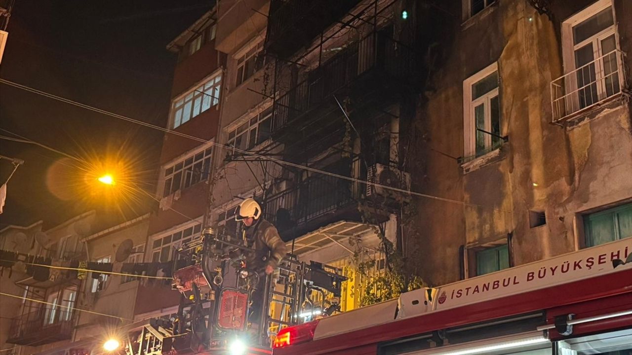 Beyoğlu'da Havai Fişek Yangını: 6 Kişi Dumandan Kurtarıldı