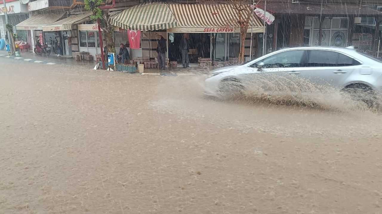 Bilecik Pazaryeri'nde Şiddetli Sağanak: Yollarda Su Birikintileri ve Moloz