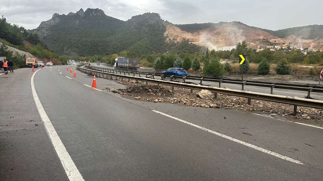 Bilecik'te Sel Ulaşımı Aksattı: Osmaneli-Sakarya Yolu Kapandı