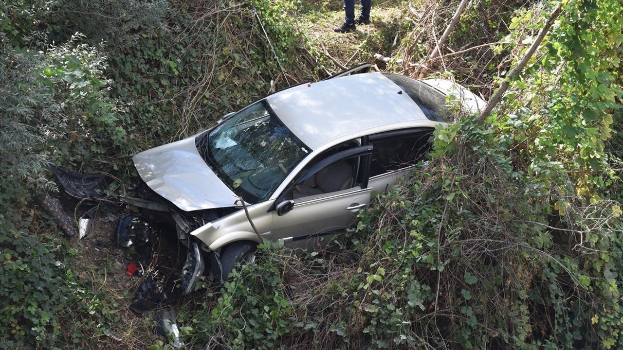 Bilecik'te teker kopması sonrası otomobil dereye düştü: 2 yaralı