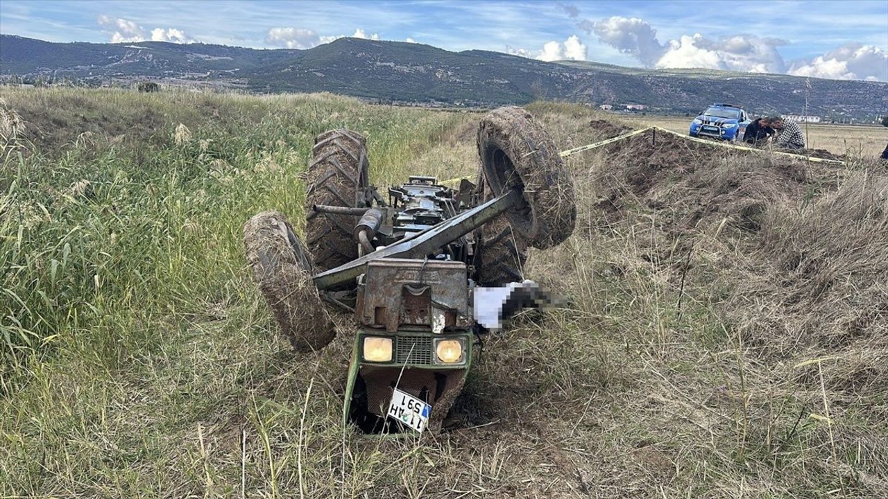 Bilecik'te traktör su kanalına devrildi: sürücü öldü