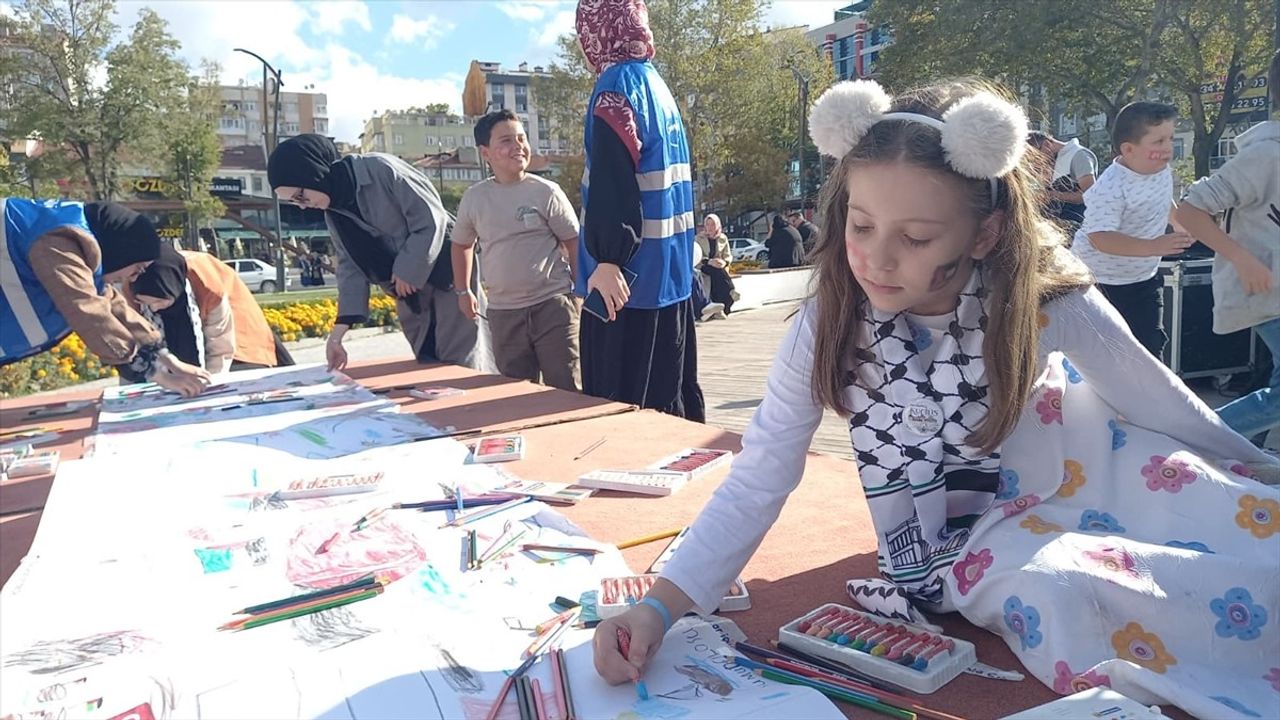 Bilecik ve Kütahya'da çocuklardan 'Filistinli Çocuklar İçin Çiz' etkinliği
