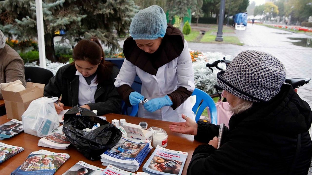 Bişkek'te Dünya Yaşlılar Günü'nde Yaşlılara Ücretsiz Sağlık Taraması