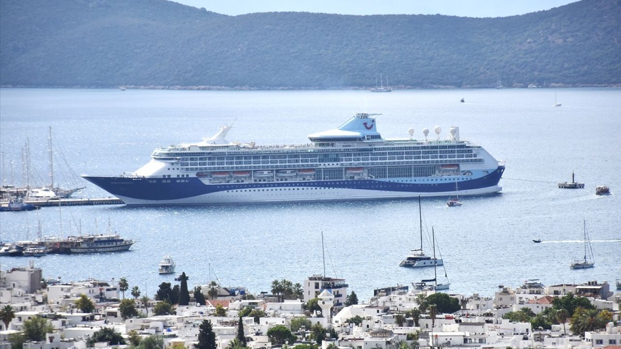 Bodrum'a 'Marella Discovery 2' ile 1722 Turist Geldi
