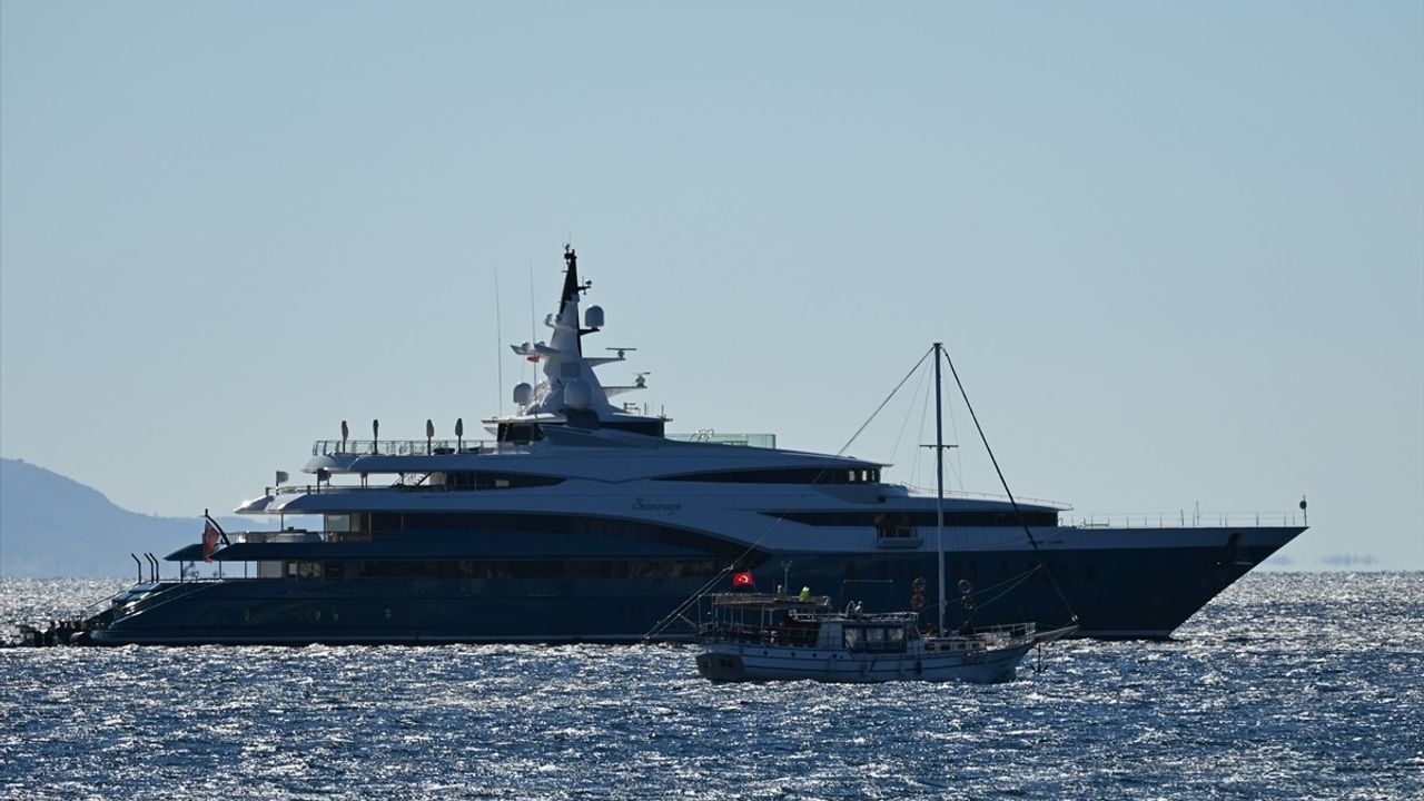 Bodrum Açıklarına 85.5 Metrelik Mega Yat "Sunrays" Demirledi