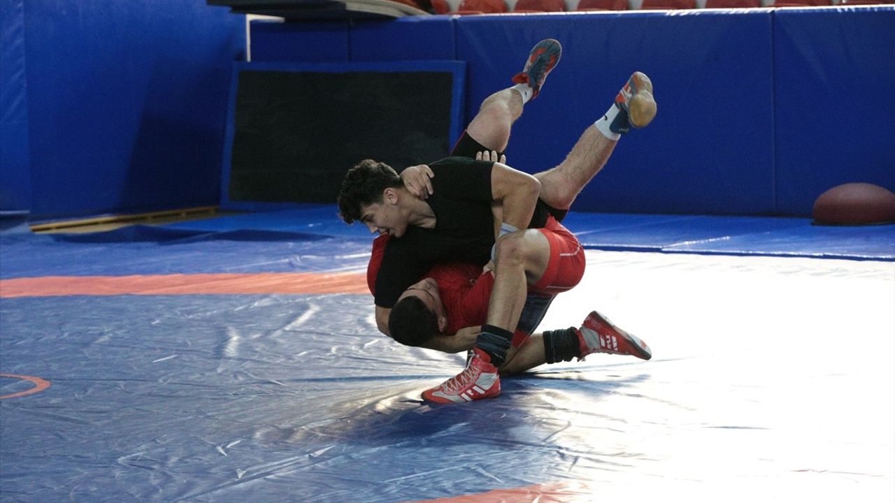 Bolu'da 15 Yaş Altı Grekoromen Güreşçileri Balkan Şampiyonası'na Hazır