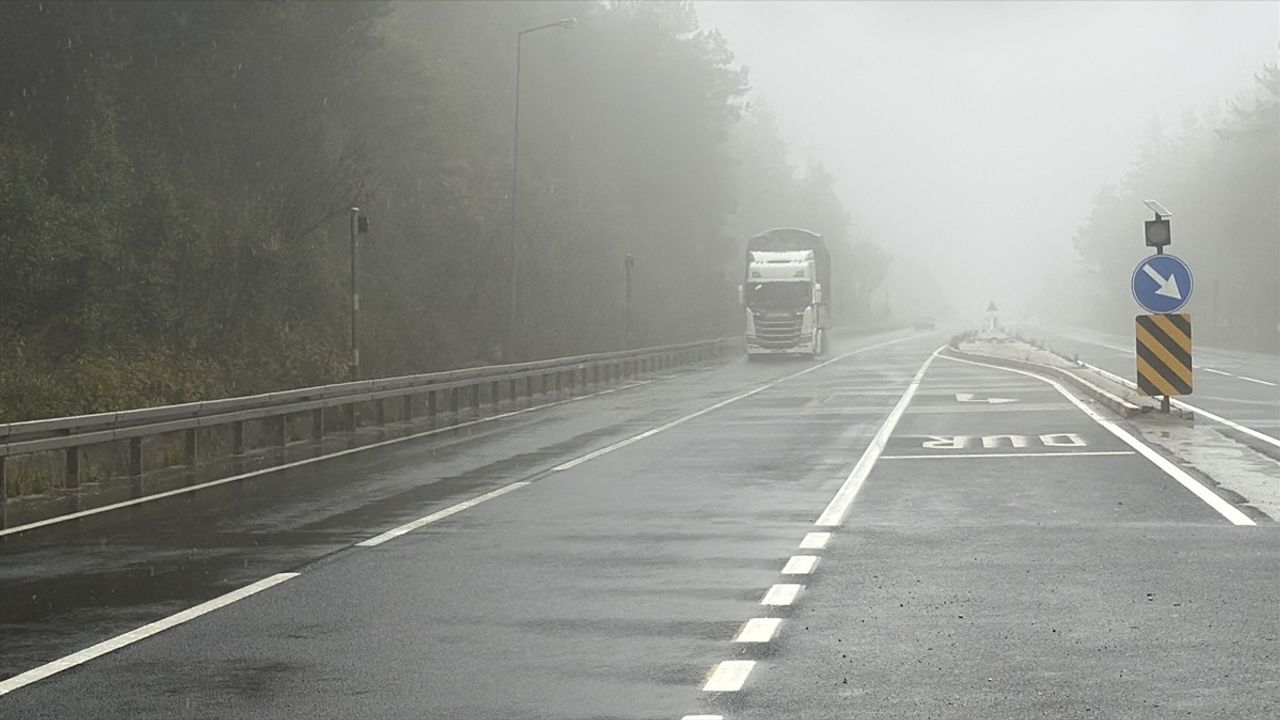 Bolu Dağı'nda Yoğun Sis ve Sağanak: D-100'de Görüş 30 Metreye Düştü