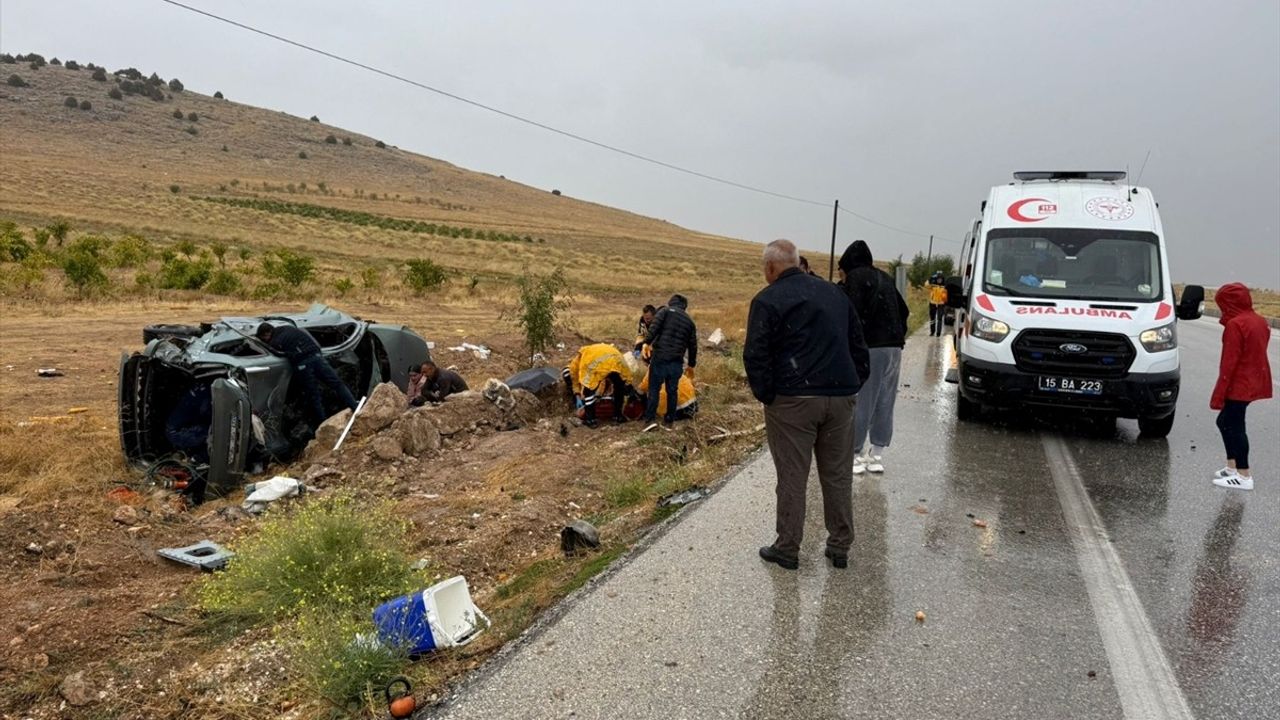 Burdur Karamanlı'da Şarampole Devrilen Araçta 5 Kişi Yaralandı