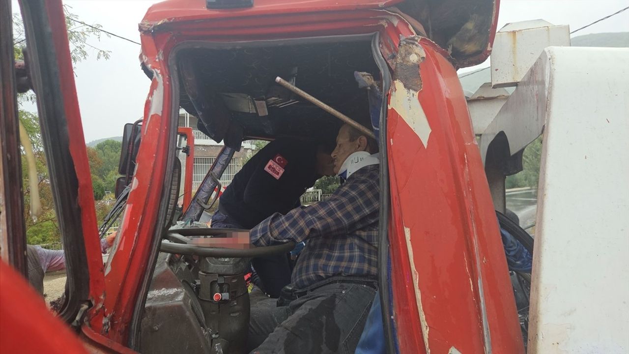 Bursa'da çekici ile kamyonet çarpıştı: 4 yaralı