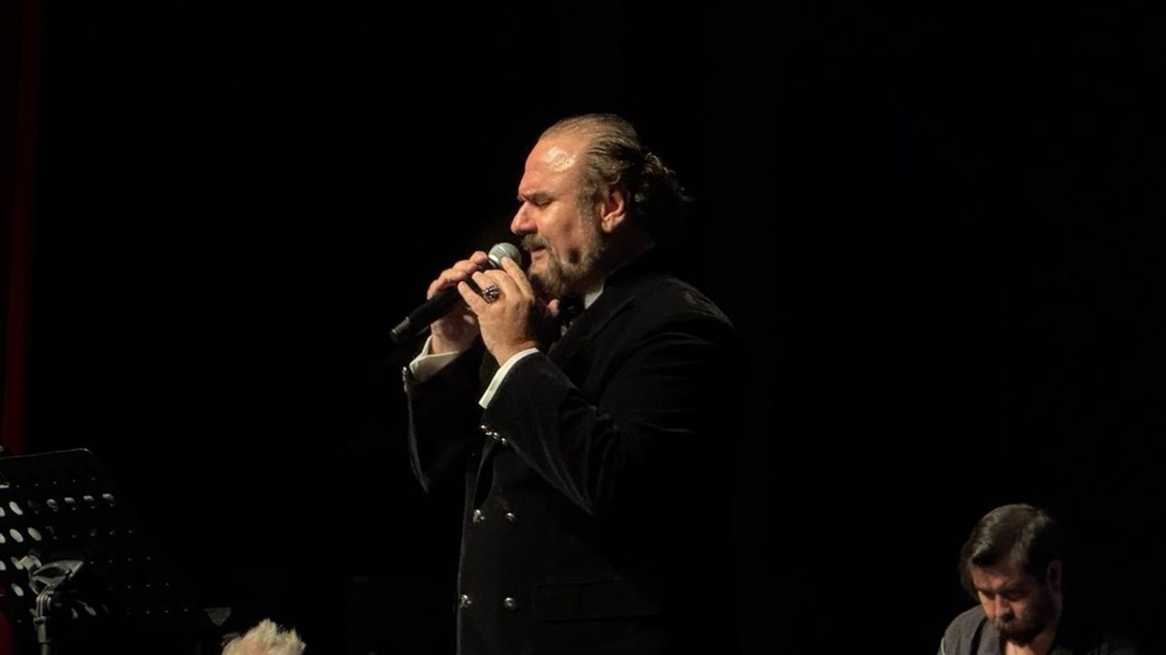 Bursa'da 'Cumhuriyet Konseri'ne Hakan Aysev Damgası