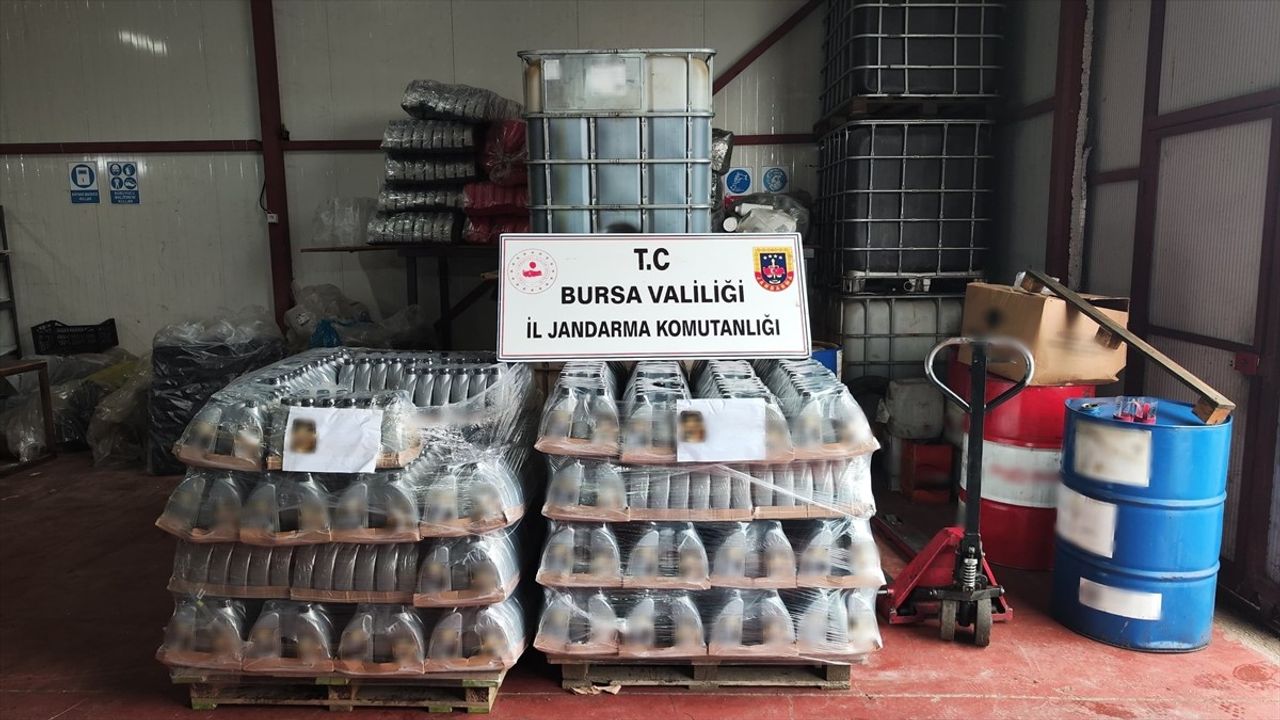 Bursa'da Jandarma Operasyonu: 12 bin 750 Litre Kaçak Motor ve Hidrolik Yağı Ele Geçirildi
