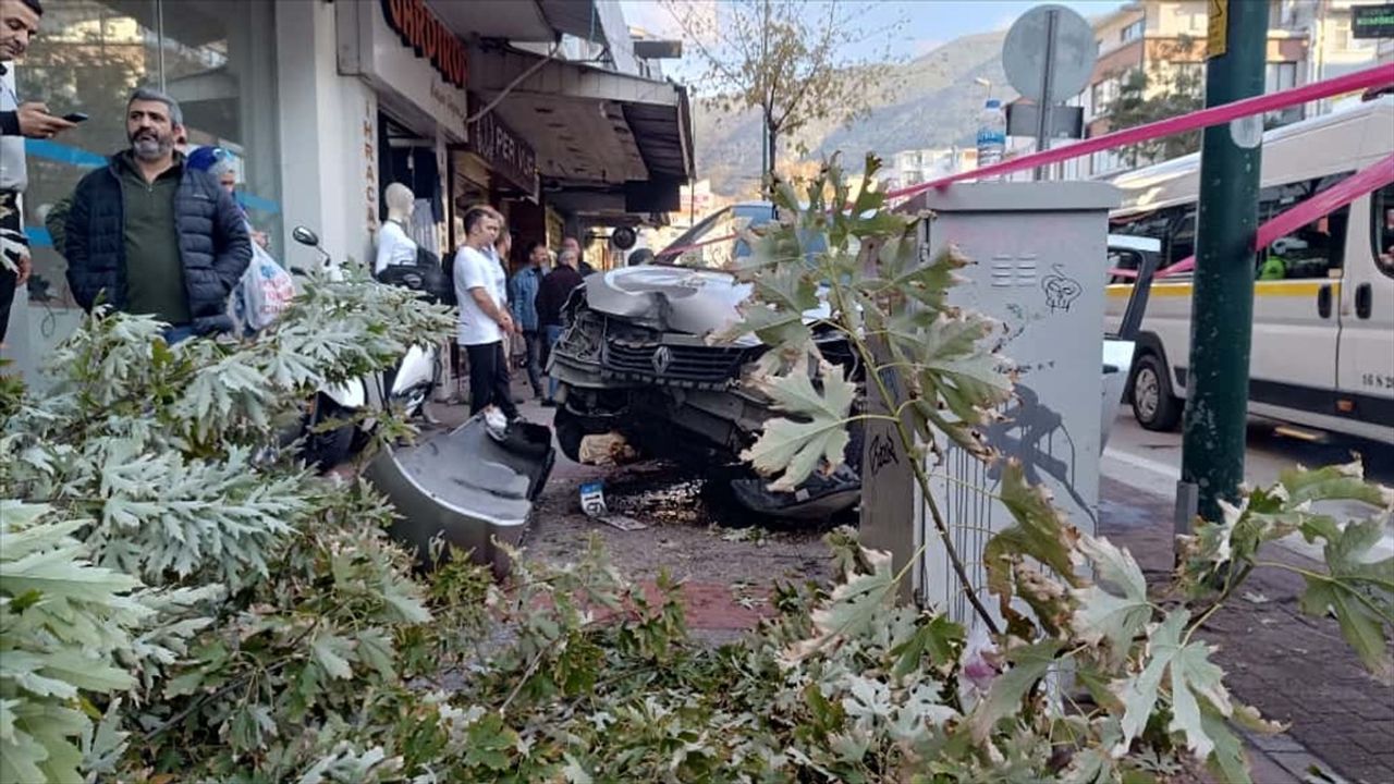 Bursa'da otomobil yayaya çarptı — Kaza güvenlik kamerasında