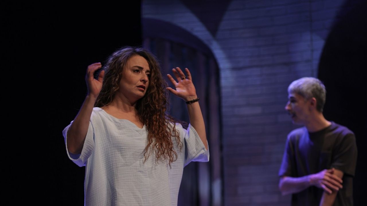 Bursa Devlet Tiyatrosu'nda 'Sevdalinka' Prömiyeri — Ayşe Kulin Romanı Sahnede